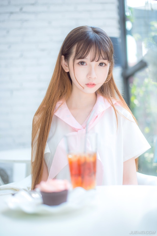 友谊是美酒，年份越久越醇香浓厚；友谊是焰火，在高处绽放才愈是美丽；友谊是鲜花，送之于人手有余香。